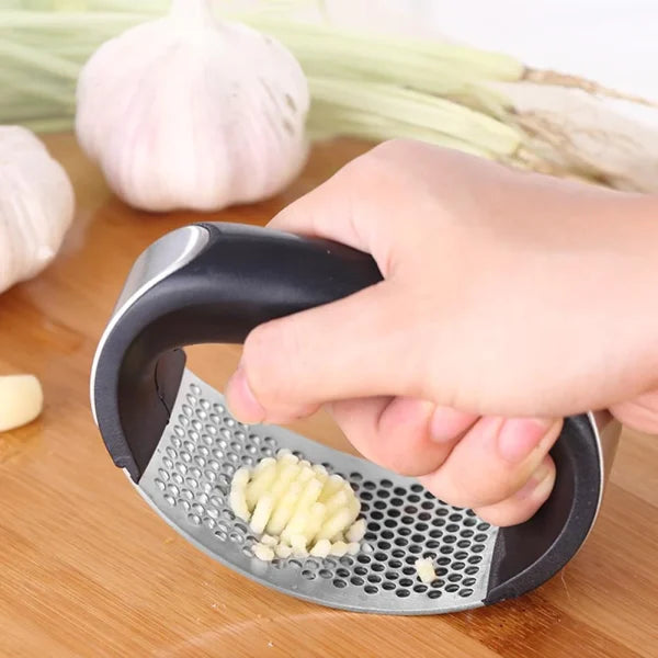 Manual Garlic Press Stainless Steel Handheld Ginger Garlic Curve Mincer Chopping (Random Color)